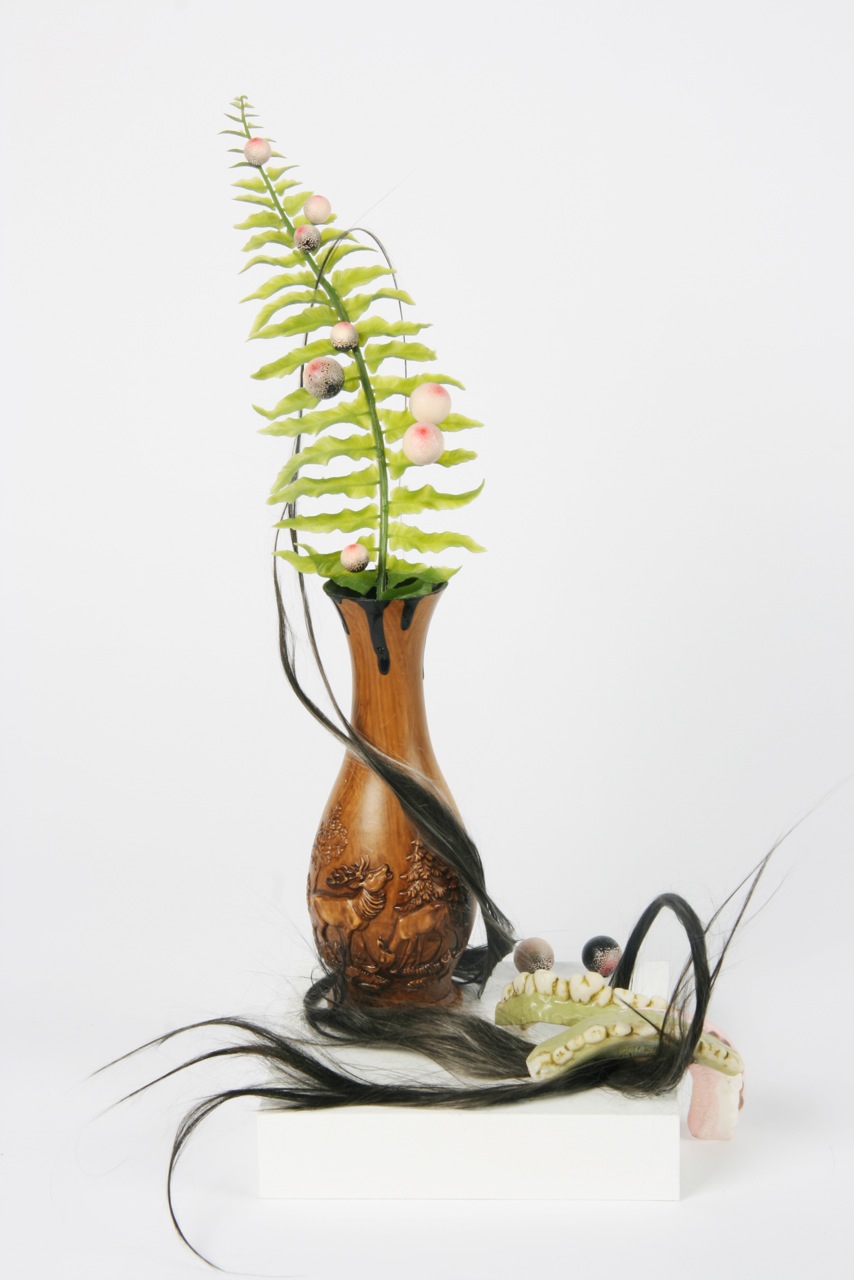 O.T., 2007
Kunststoffvase, -gebisse, -farn, -haar, Öl auf Holzkugeln
35 x 20 x 14 cm